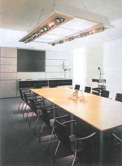 Комната для переговоров, оснащенная современным презентацонным оборудованием